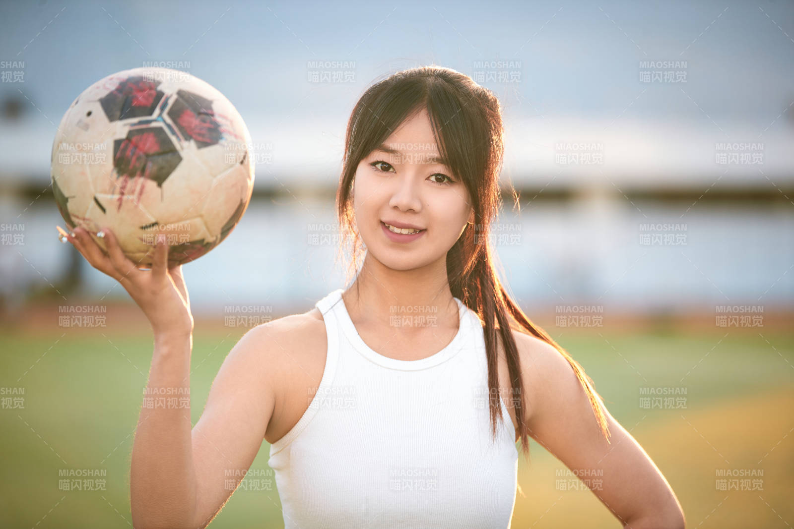 綠茵場(chǎng)上的快樂的足球?qū)氊?>
      </div>
      <div   id=