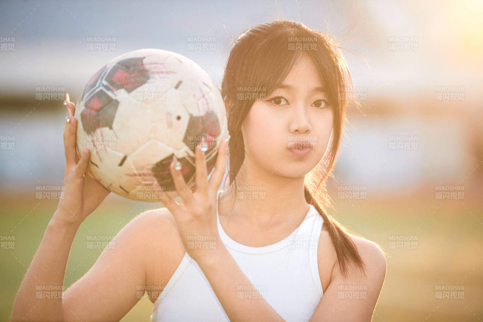 綠茵場上的快樂的足球寶貝