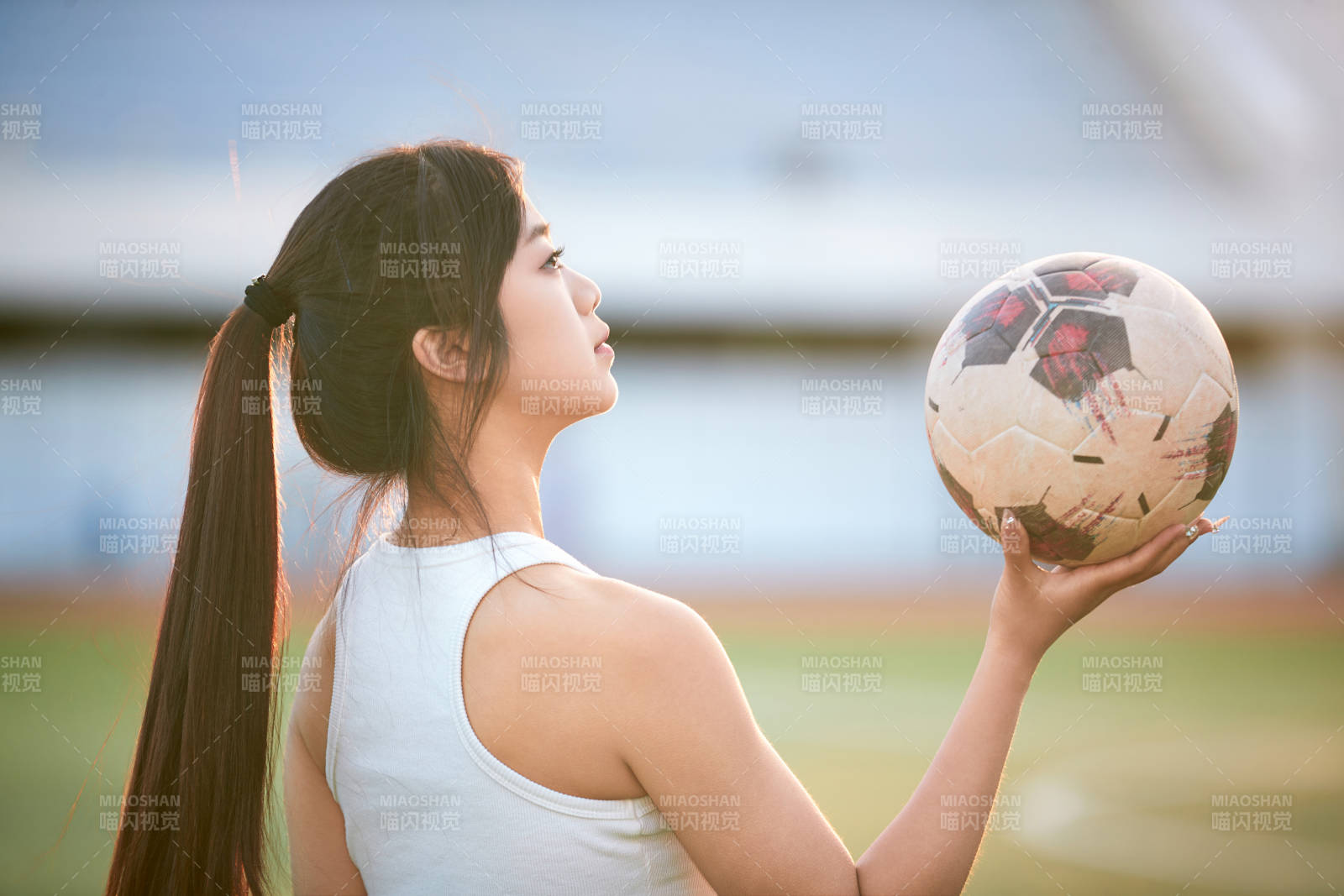 綠茵場上的快樂的足球寶貝