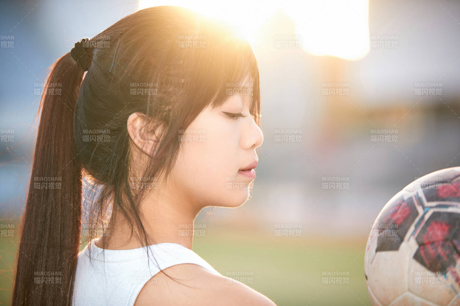 綠茵場上的快樂的足球寶貝