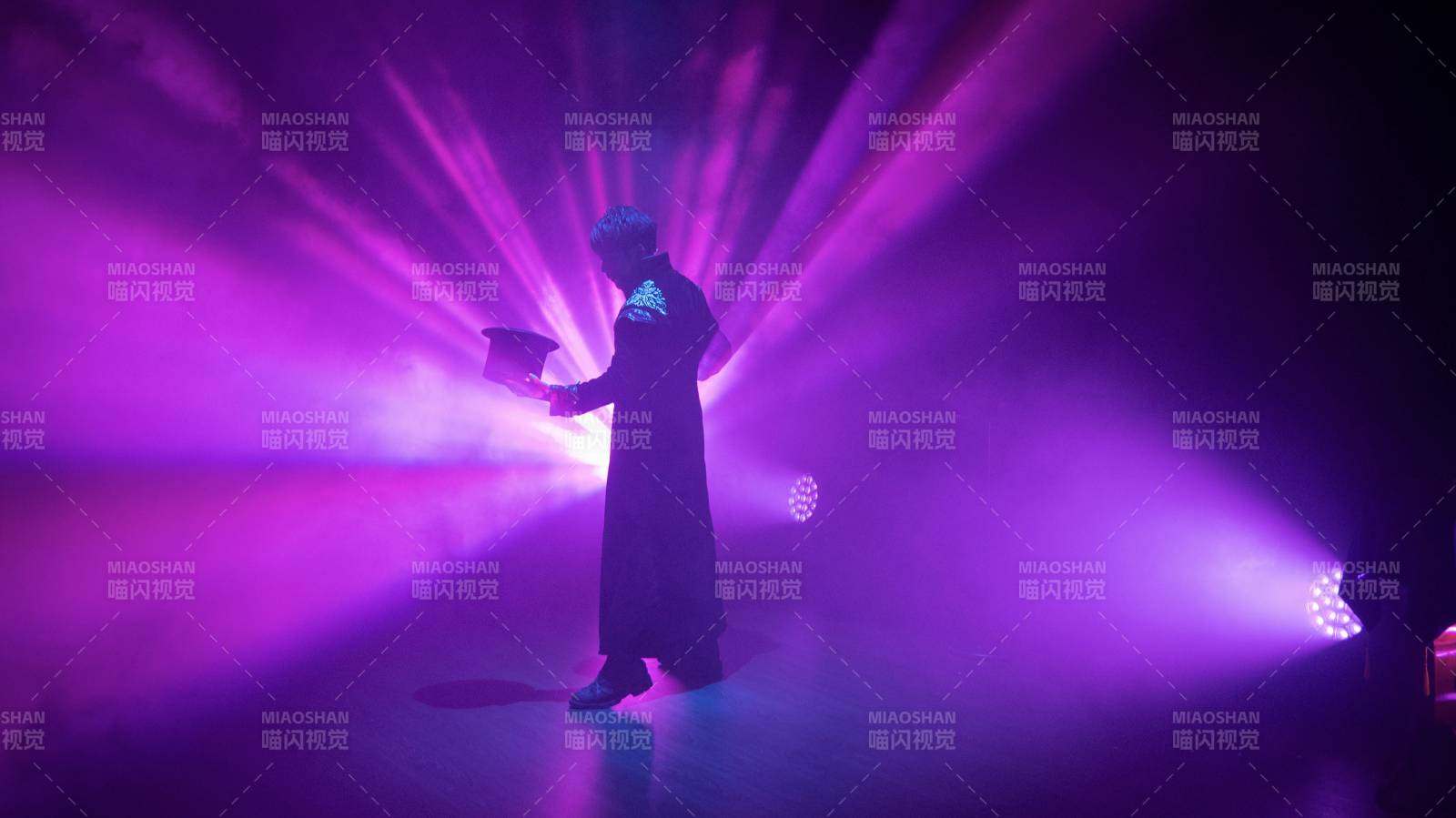 紫光中的神秘身影