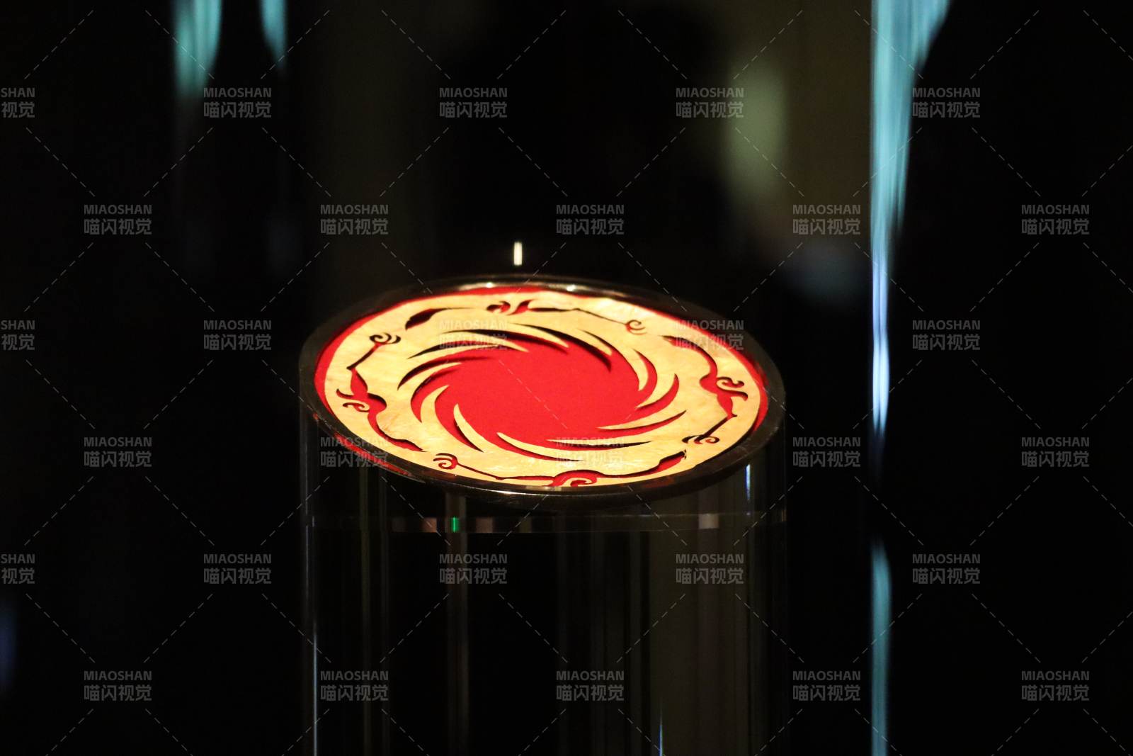 旋轉的紅色漩渦圖案