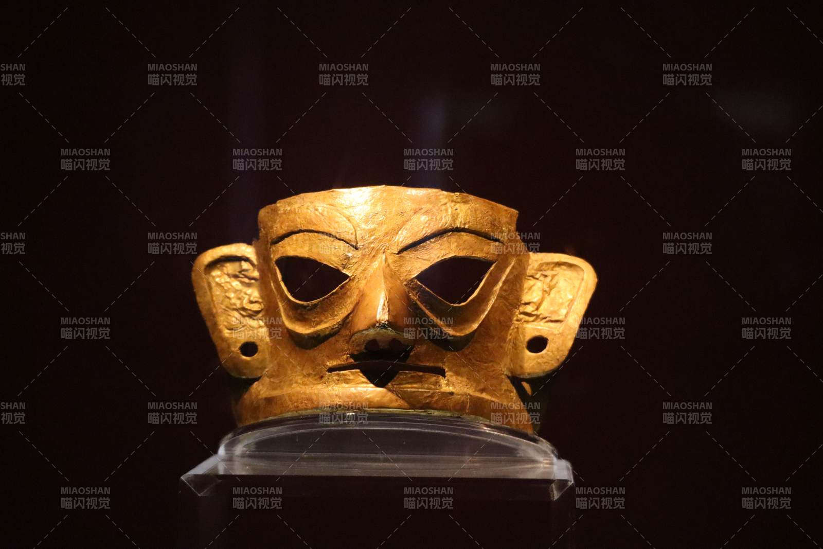 金色面具展柜中