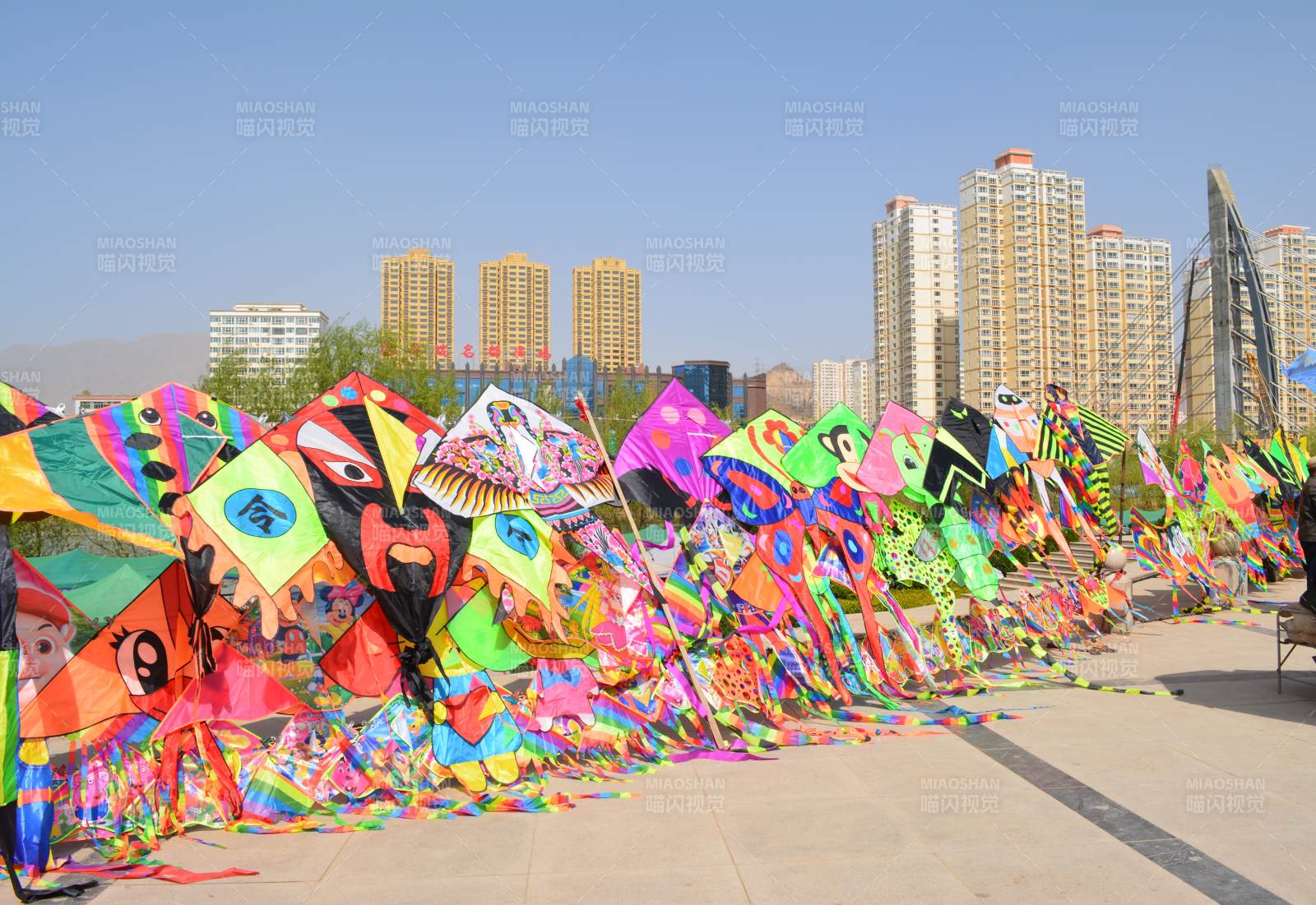 五彩風箏迎風舞