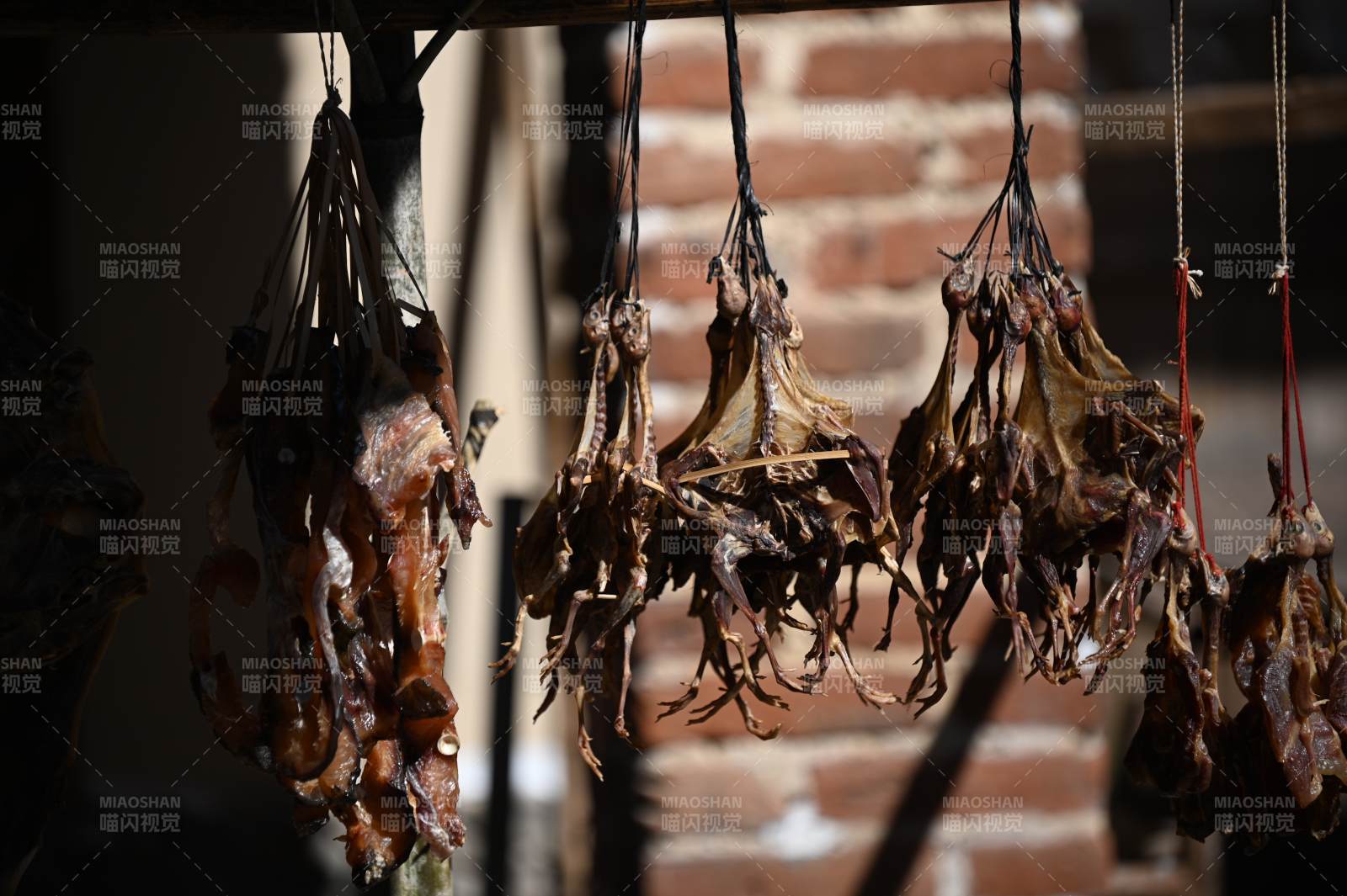 風(fēng)干的鴨子懸掛著