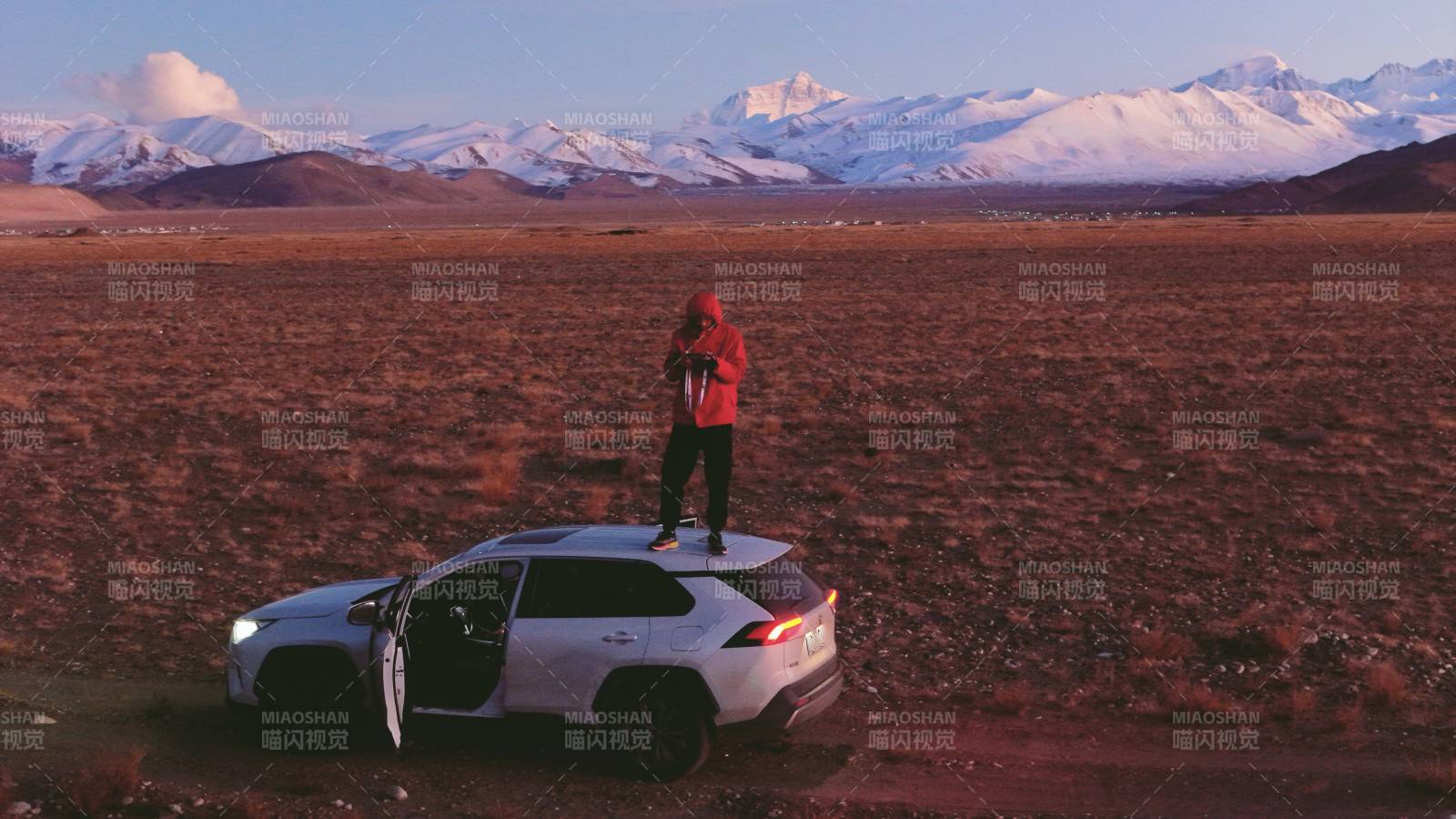 雪山下的孤獨旅人