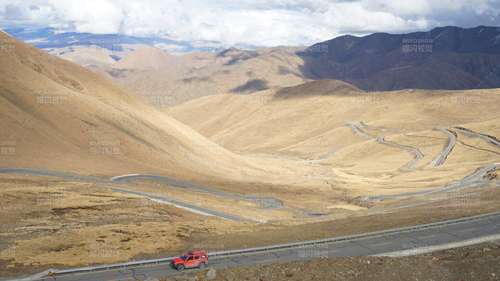 高原公路蜿蜒前行