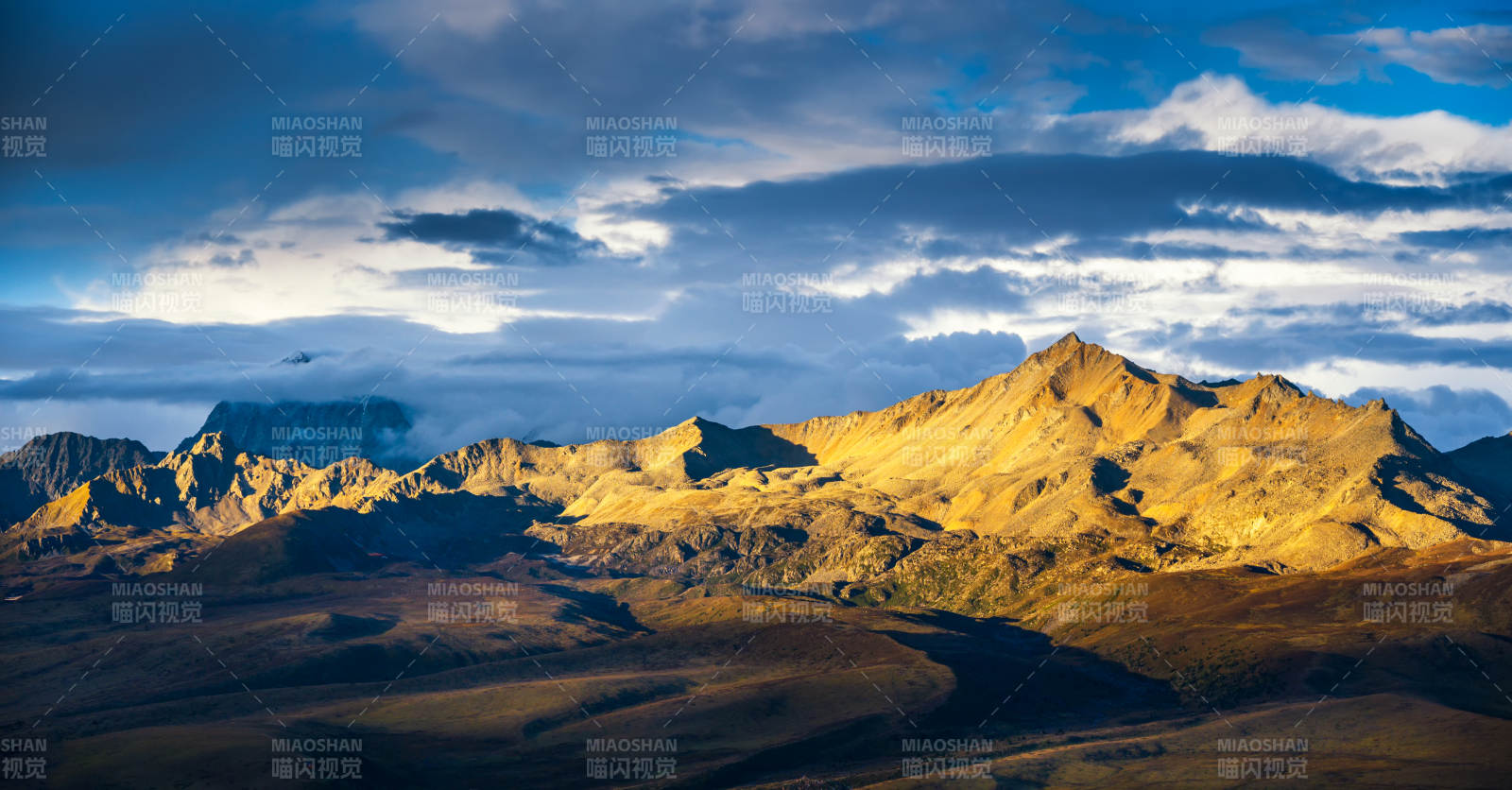 金色山巒映晚霞