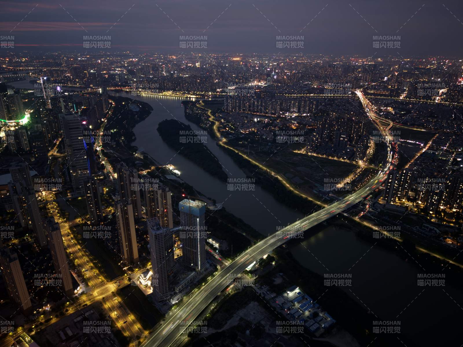 夜幕下的城市河景