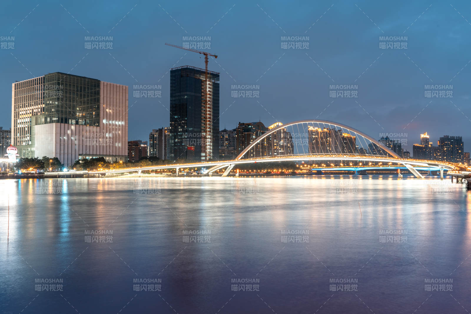 廣州夜幕下的廣州海心橋人行橋橋梁