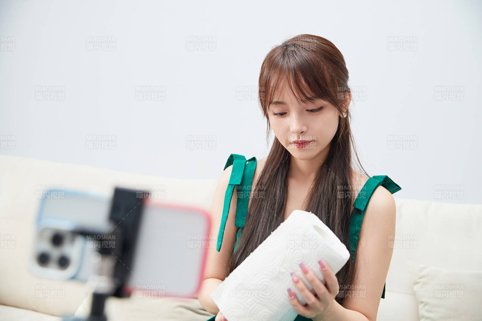 正在进行网络直播带货的美女主播