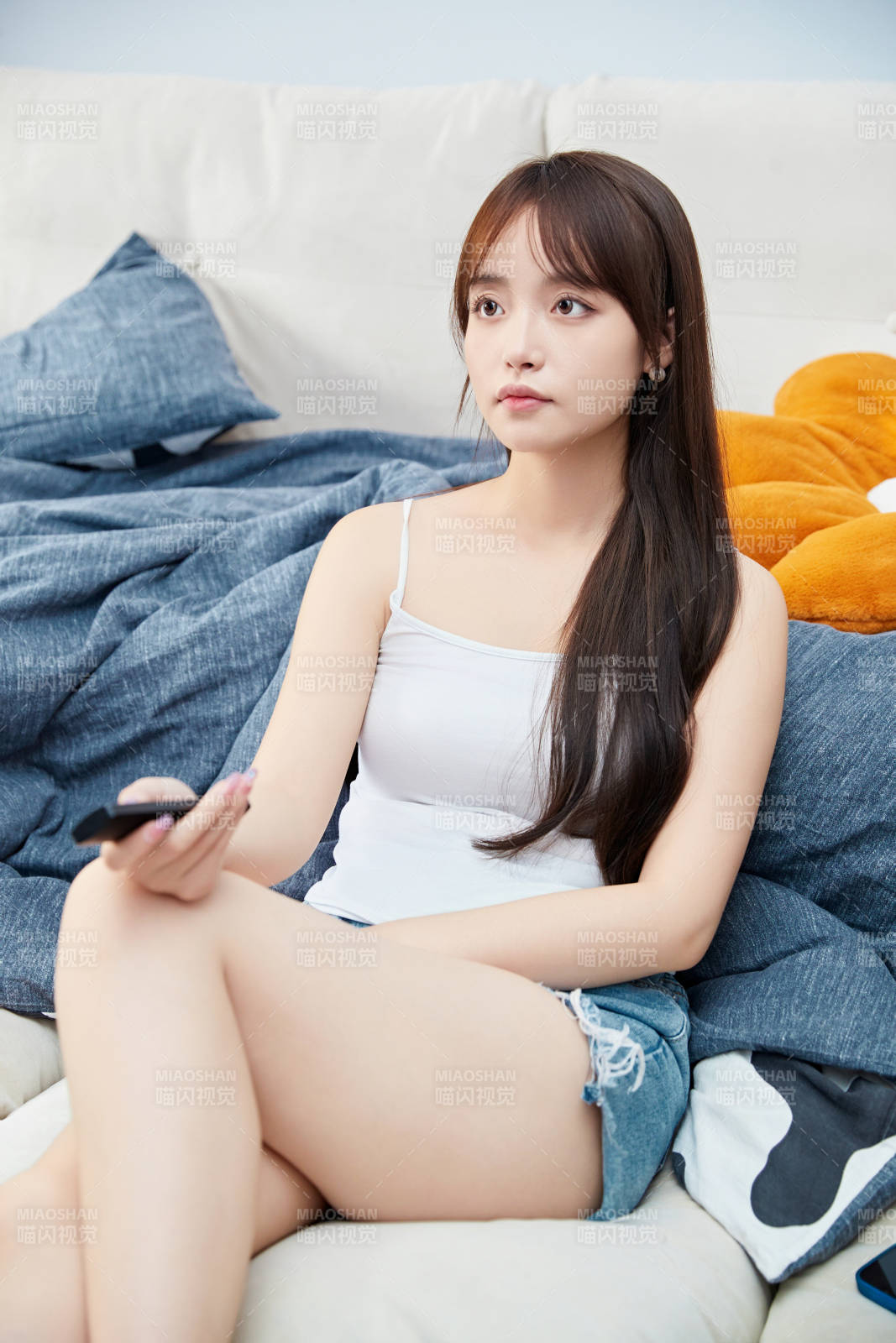 节假日居家生活的亚洲女孩