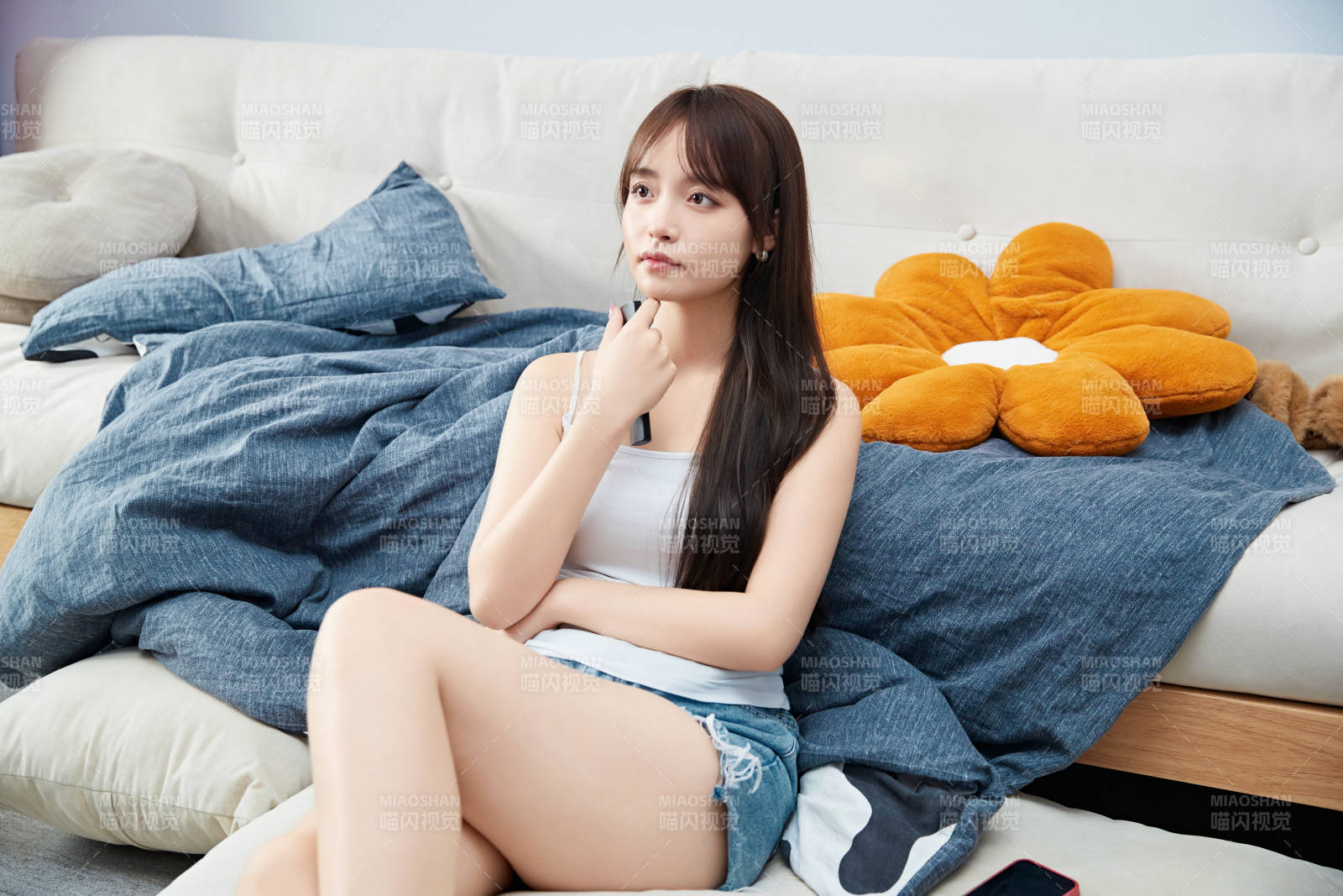 節假日居家生活的亞洲女孩