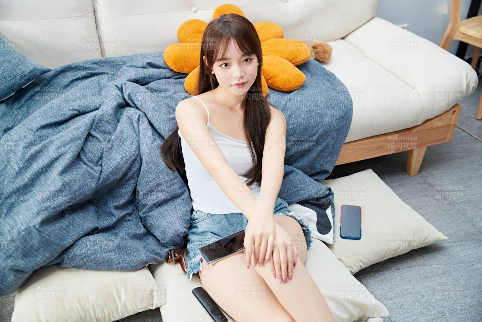 节假日居家生活的亚洲女孩
