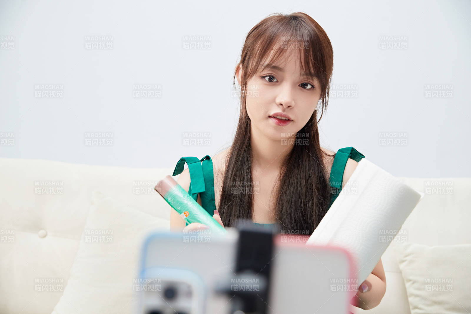 正在进行网络直播带货的美女主播