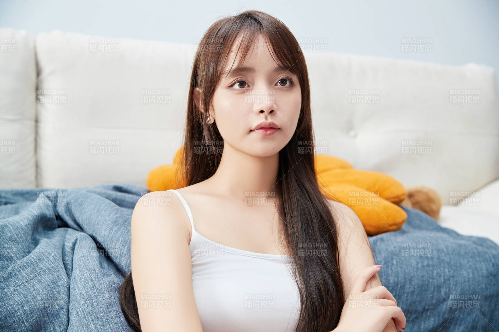 节假日居家生活的亚洲女孩