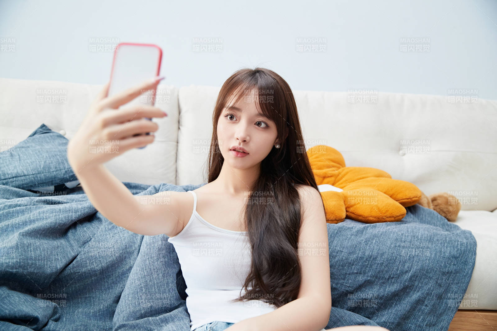 節假日居家生活的亞洲女孩