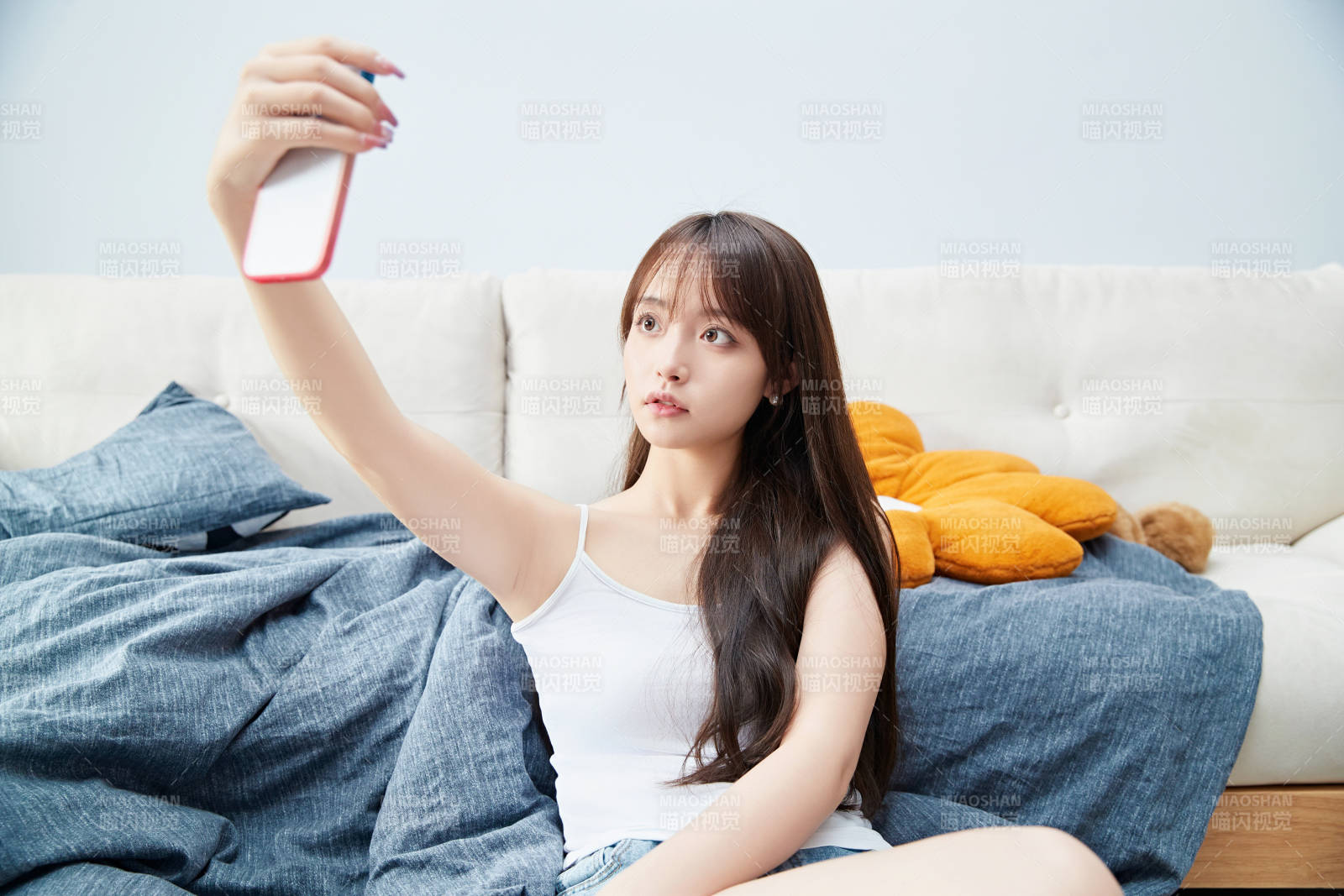 節(jié)假日居家生活的亞洲女孩