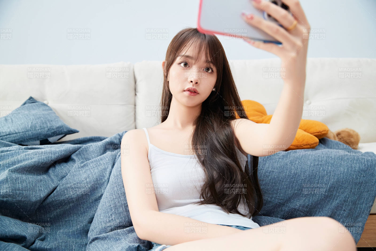 節假日居家生活的亞洲女孩