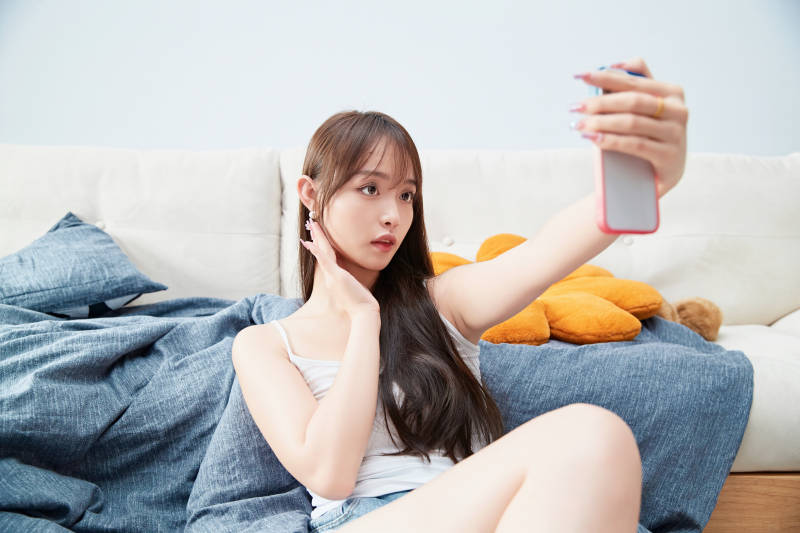 节假日居家生活的亚洲女孩