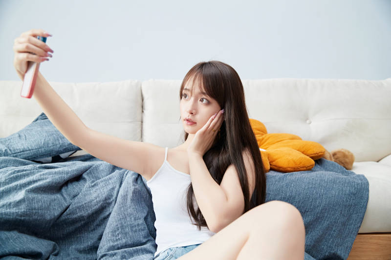 节假日居家生活的亚洲女孩