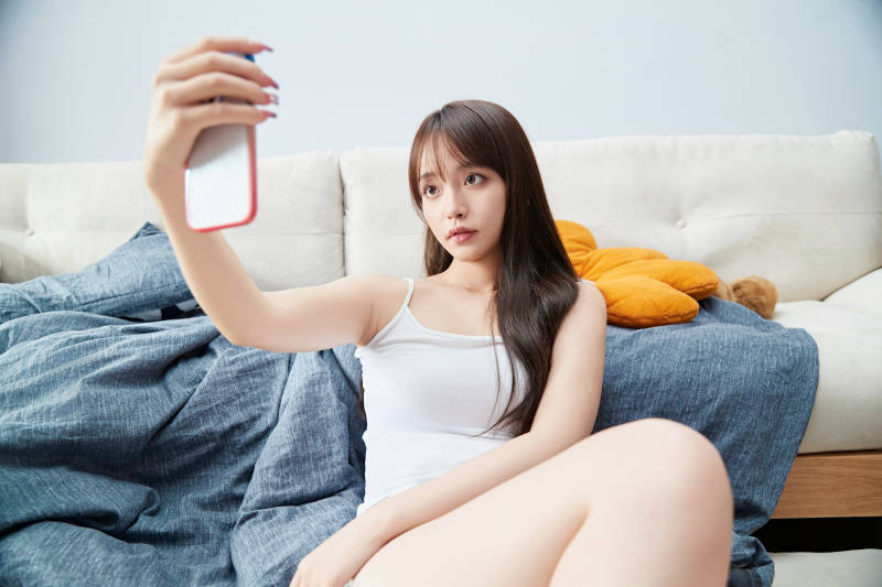 节假日居家生活的亚洲女孩