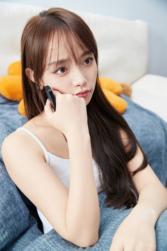 节假日居家生活的亚洲女孩