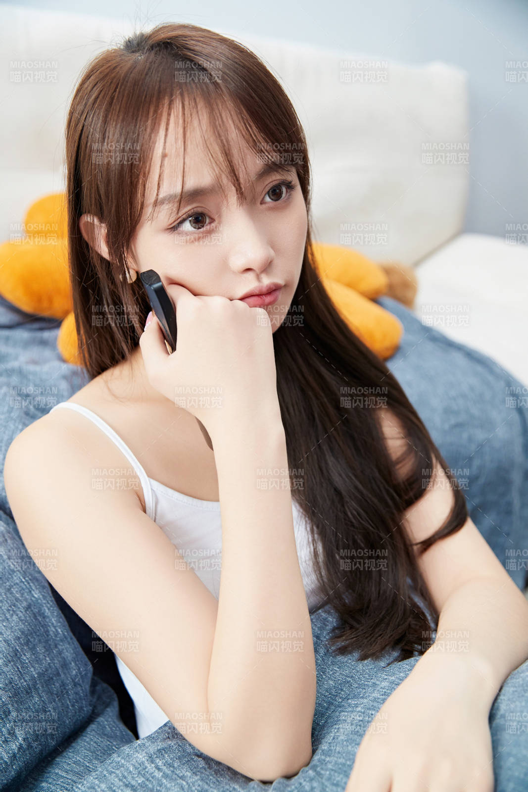 節假日居家生活的亞洲女孩