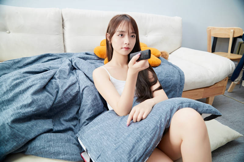 节假日居家生活的亚洲女孩