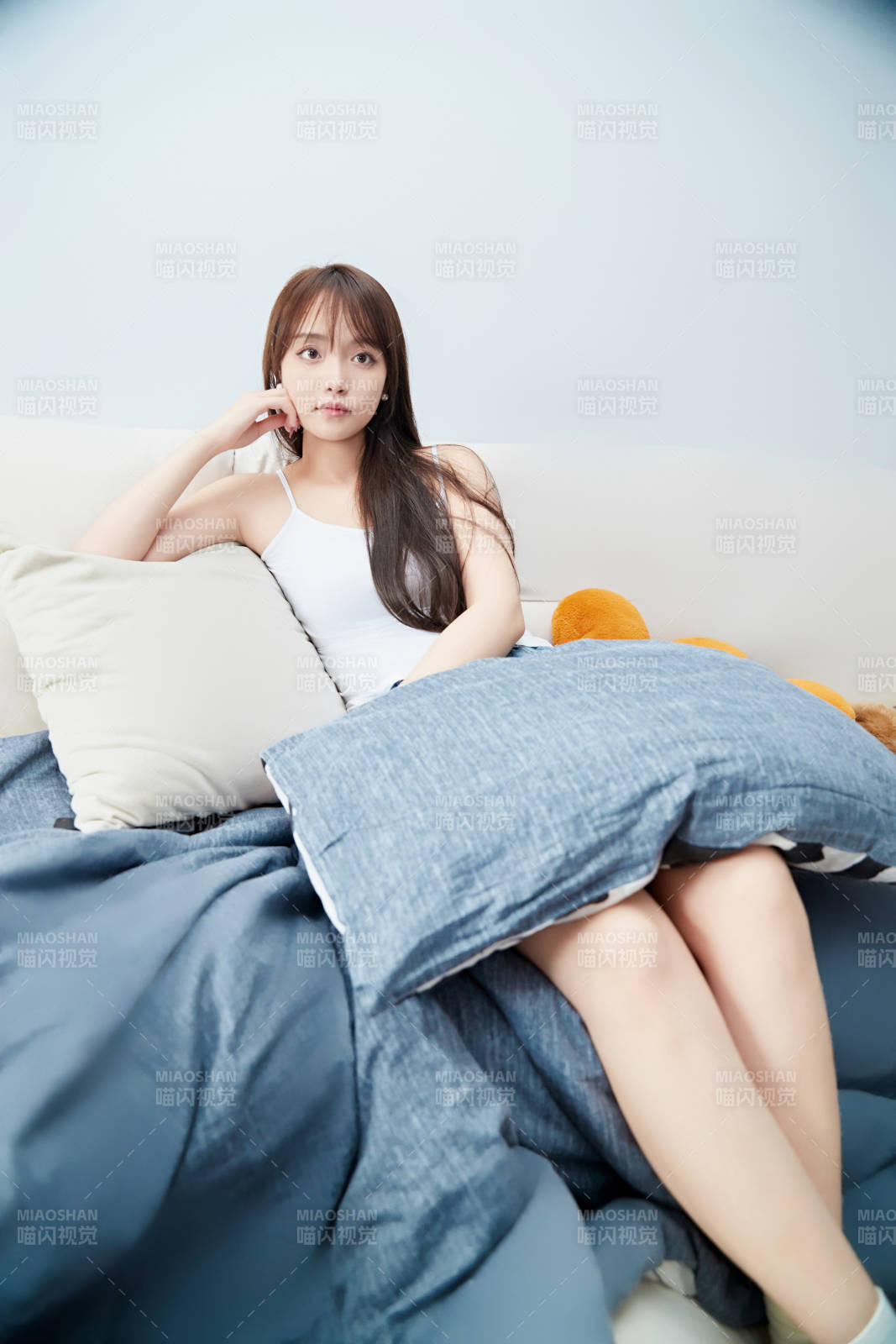 節(jié)假日居家生活的亞洲女孩