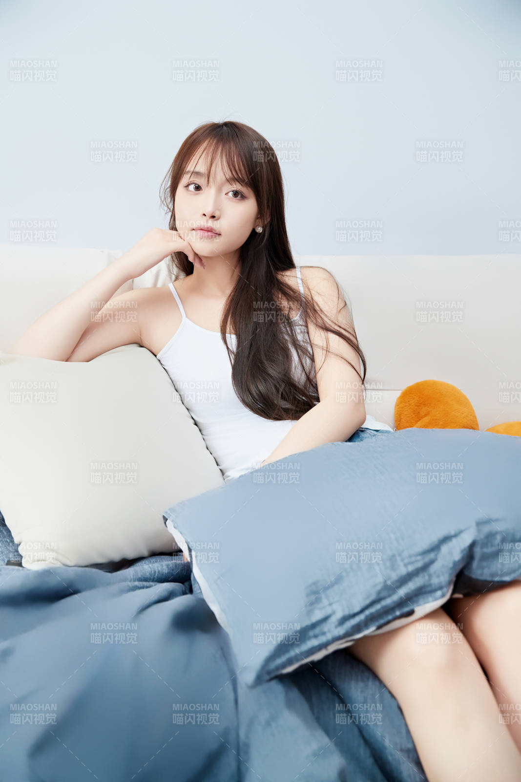 節假日居家生活的亞洲女孩