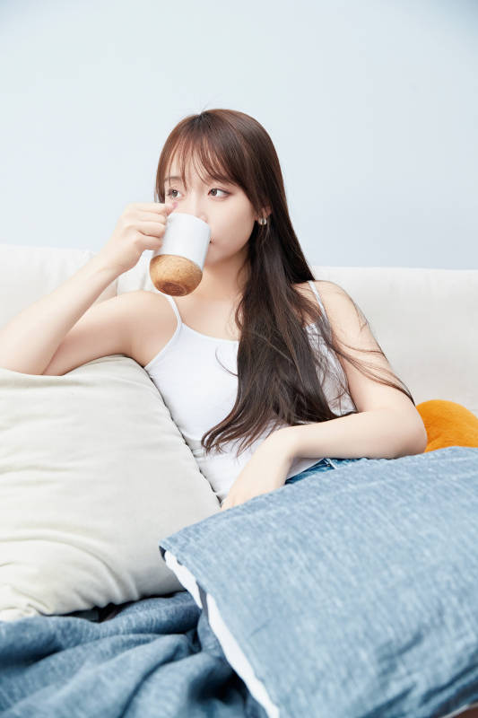 节假日居家生活的亚洲女孩