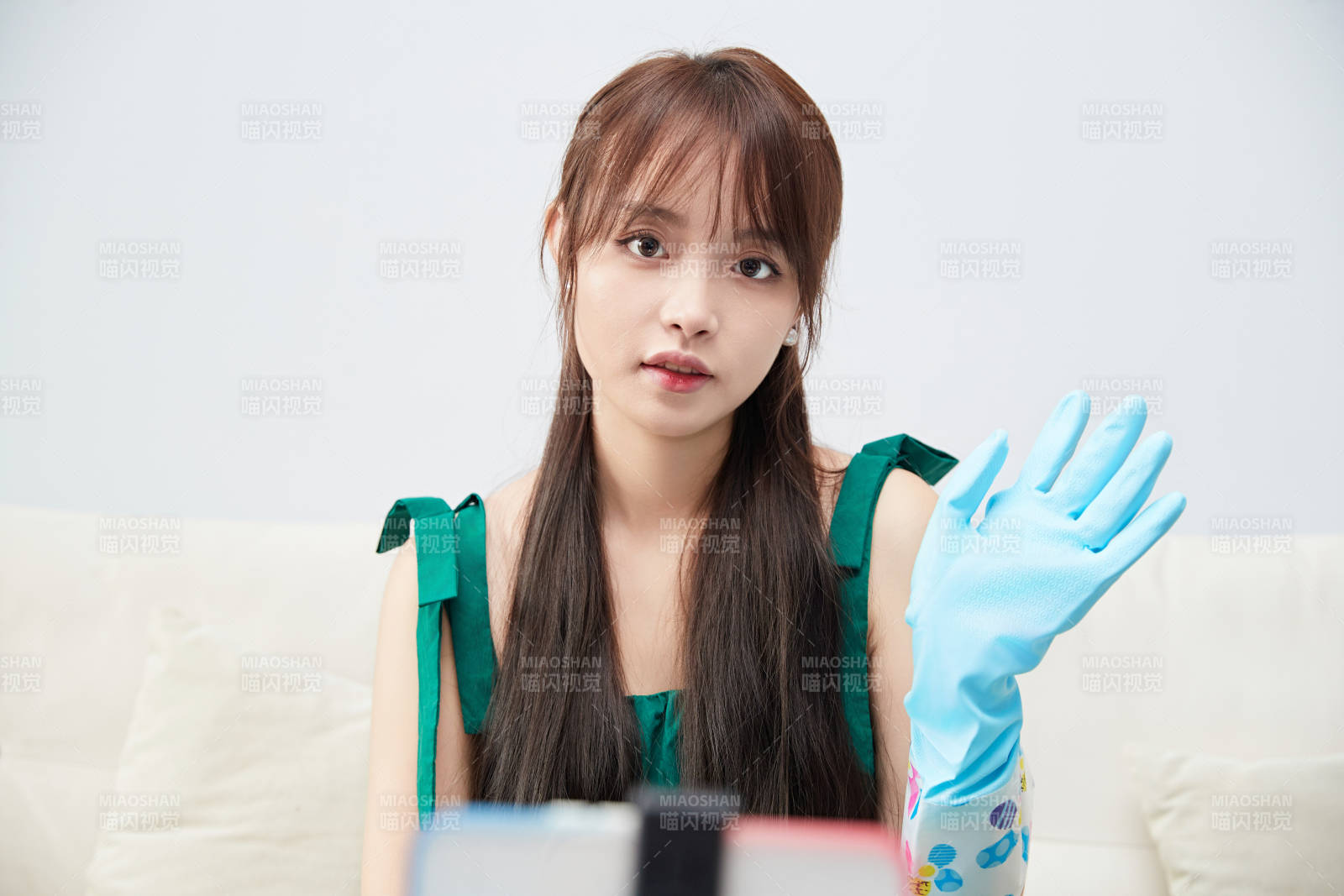 正在进行网络直播带货的美女主播