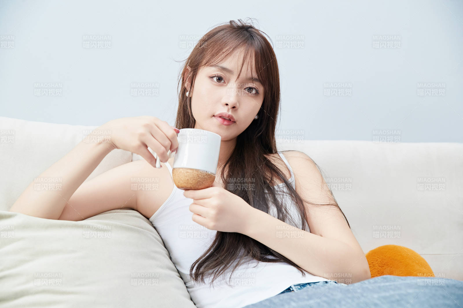 節假日居家生活的亞洲女孩