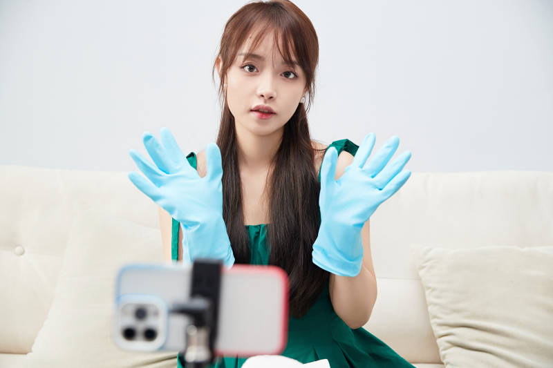 正在进行网络直播带货的美女主播