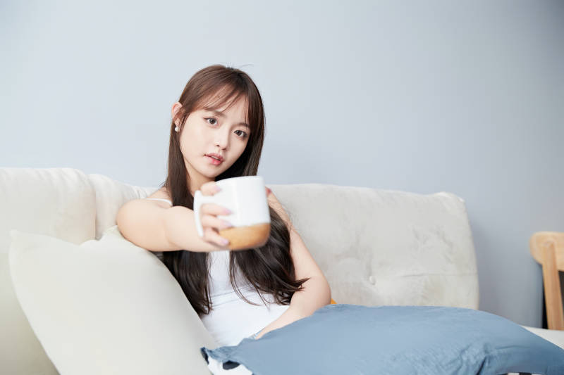 节假日居家生活的亚洲女孩