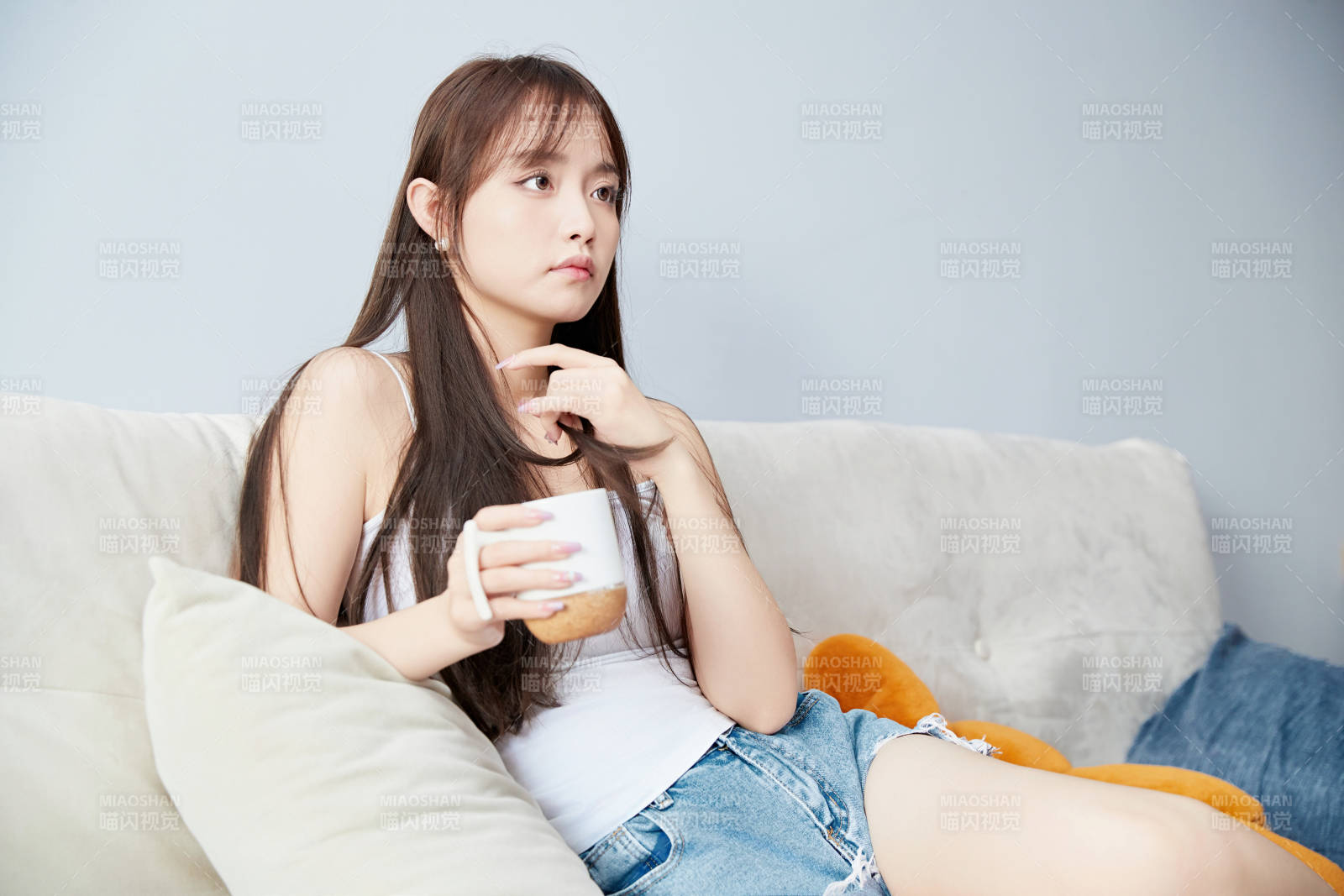 节假日居家生活的亚洲女孩