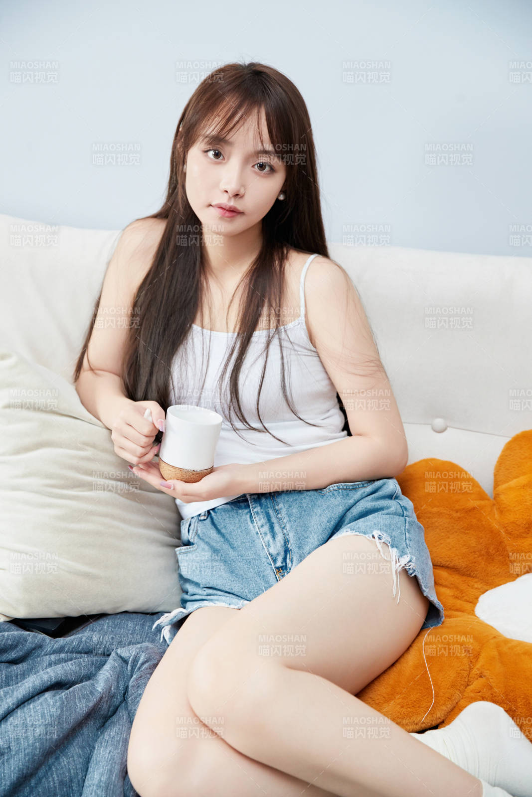 節假日居家生活的亞洲女孩