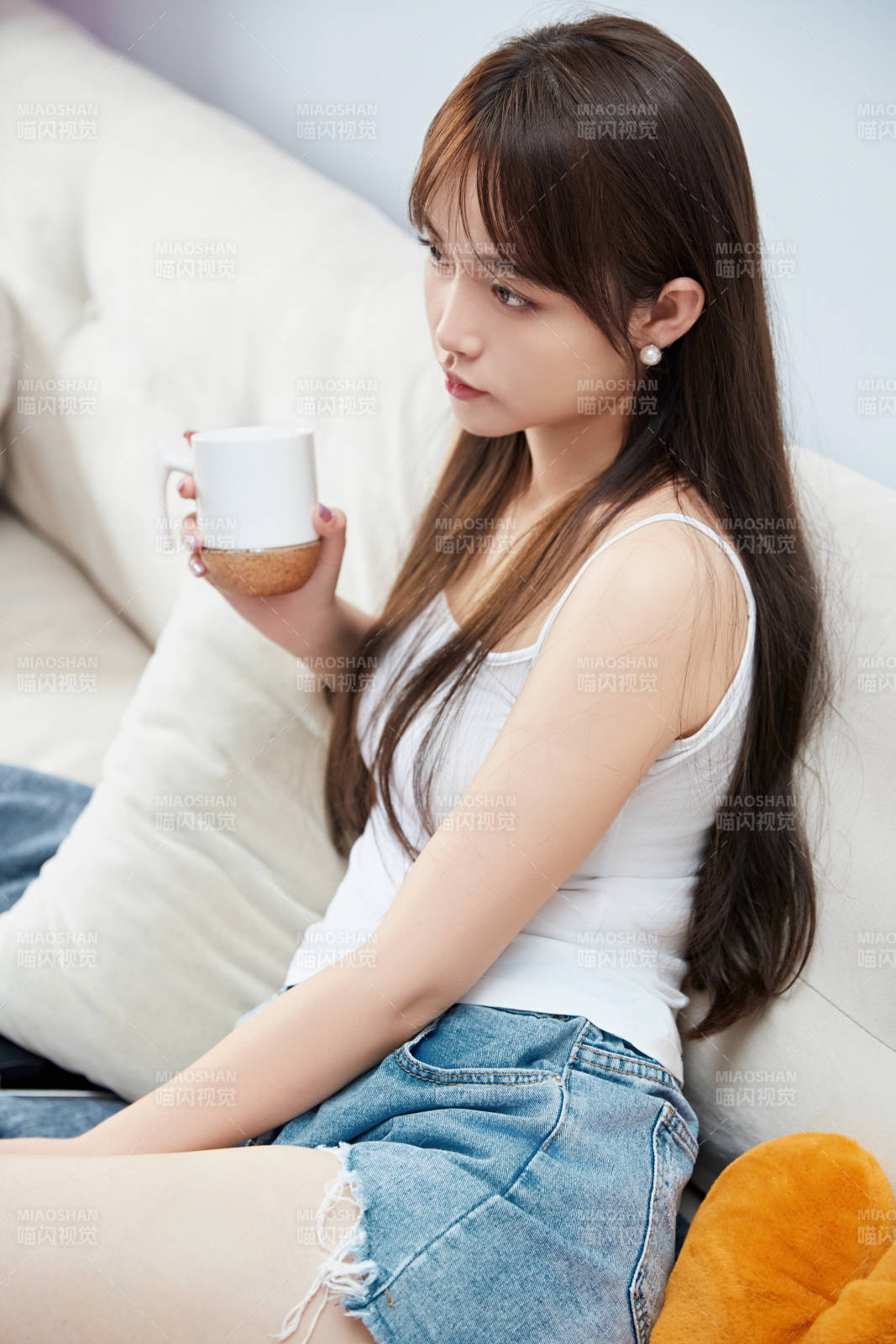 節(jié)假日居家生活的亞洲女孩