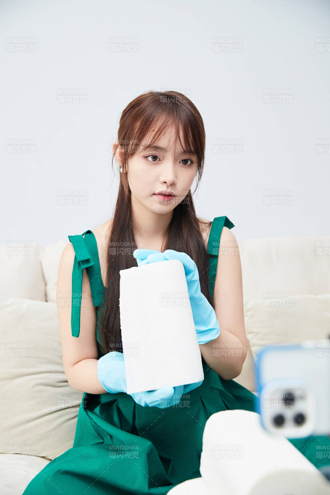 正在進行網絡直播帶貨的美女主播