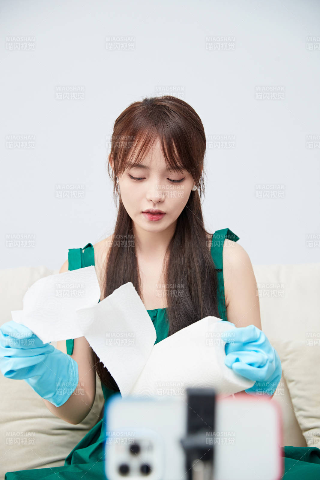 正在進(jìn)行網(wǎng)絡(luò)直播帶貨的美女主播