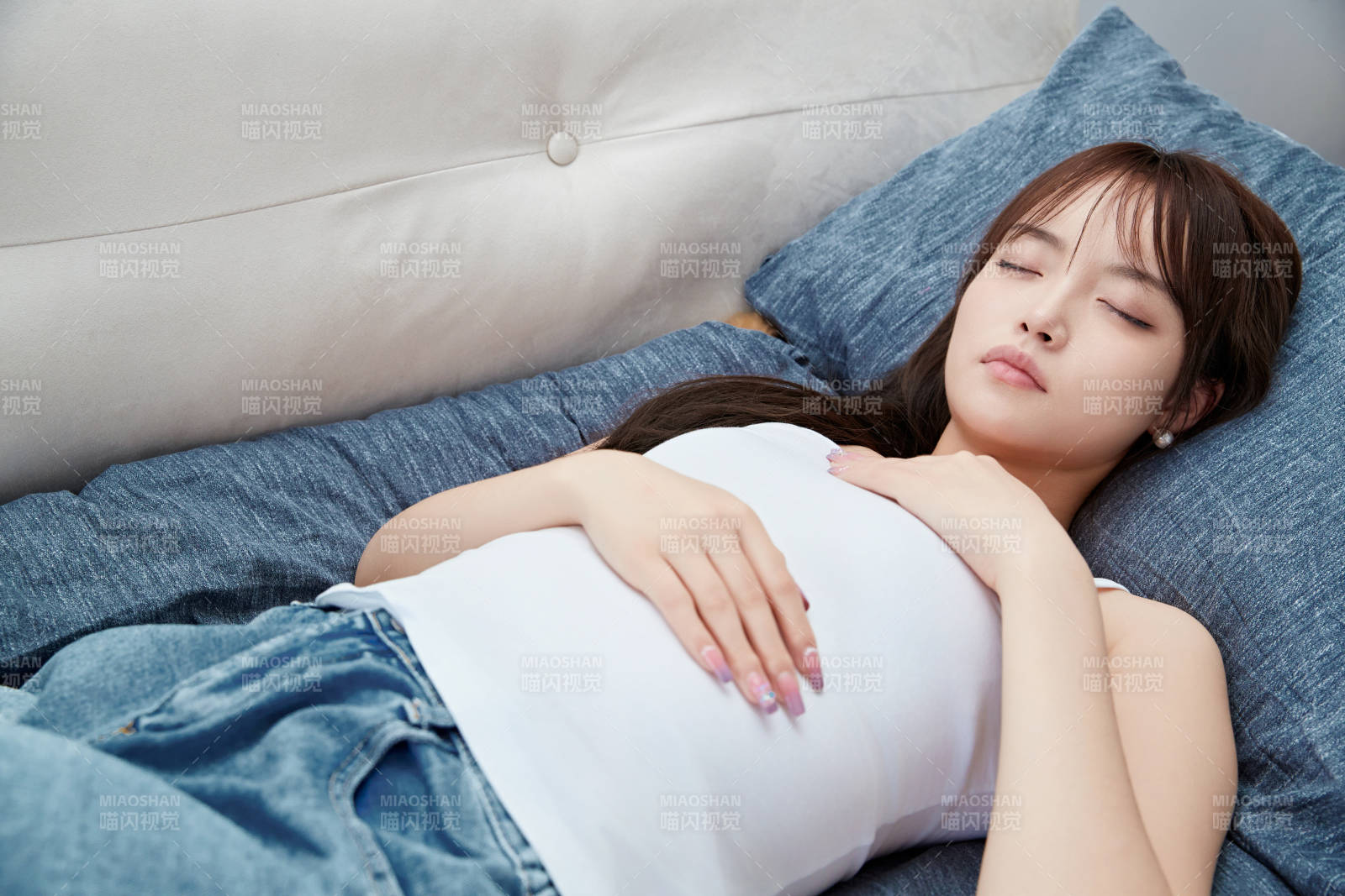 居家在沙发上午睡的亚洲少女