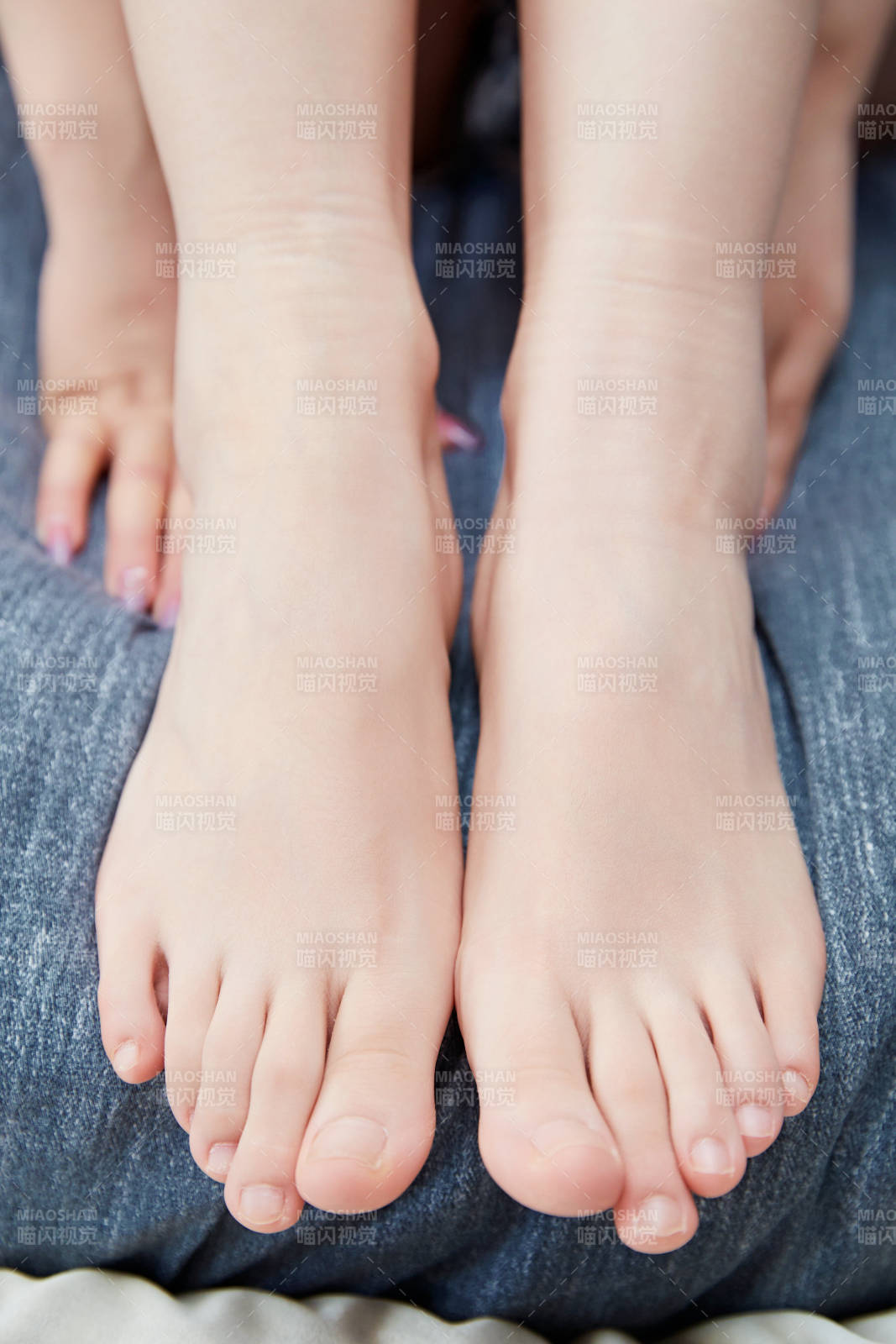 在沙发上的少女脚部特写