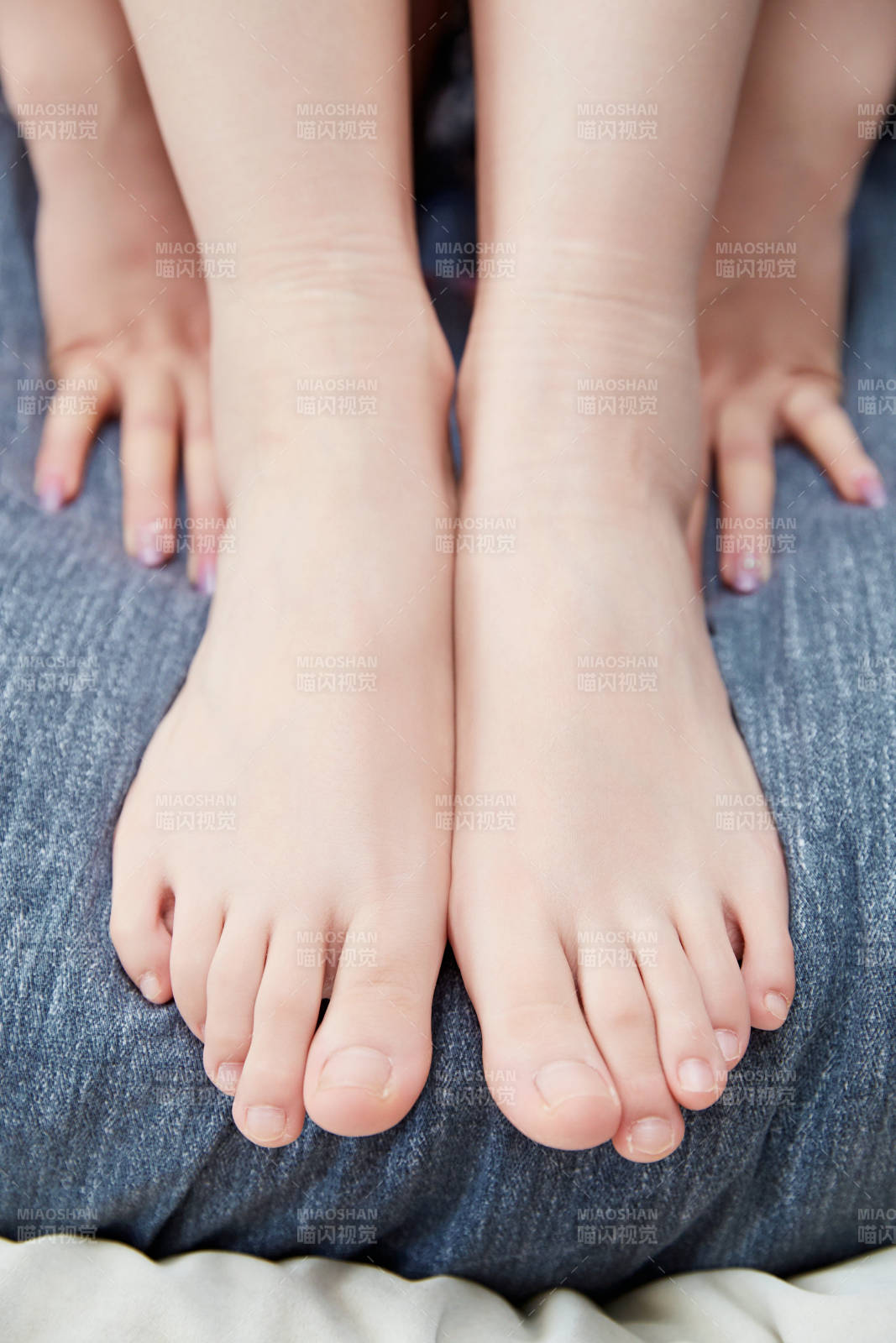 在沙发上的少女脚部特写