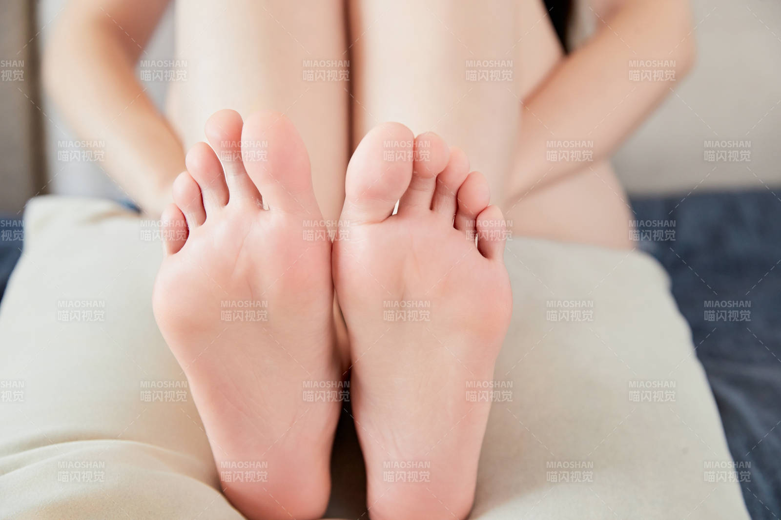 在沙發上的少女腳部特寫
