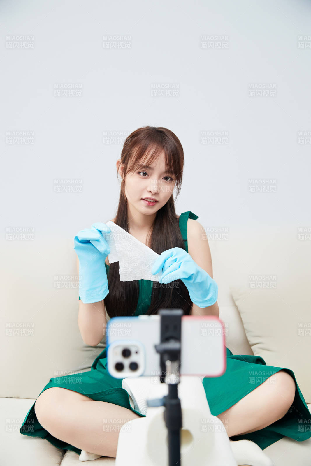 正在进行网络直播带货的美女主播图片