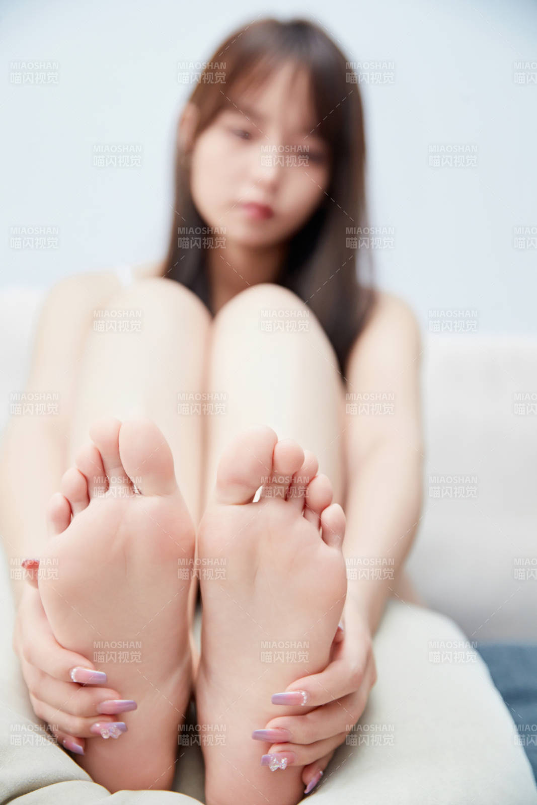 在沙发上的少女脚部特写