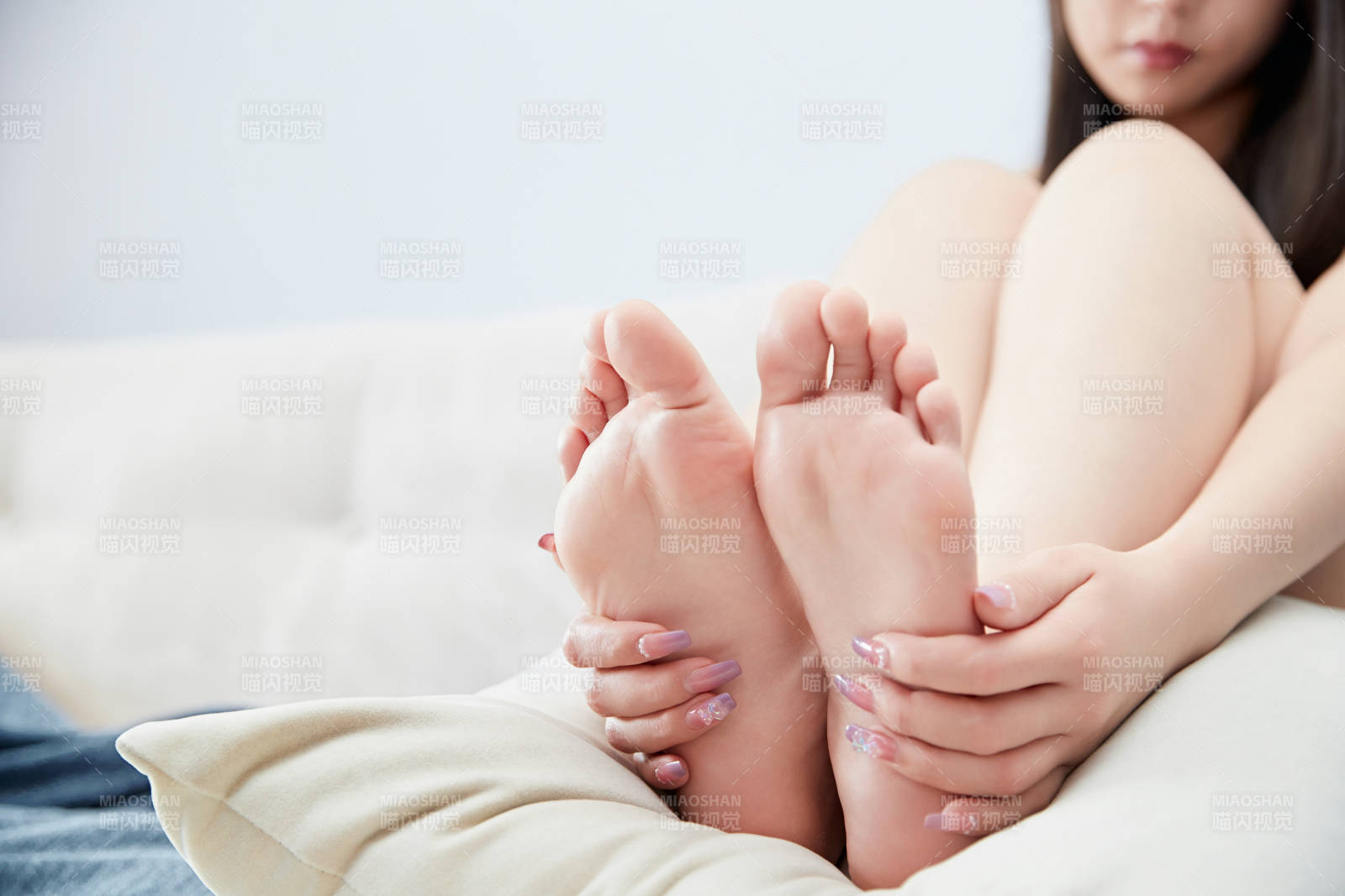 在沙发上的少女脚部特写