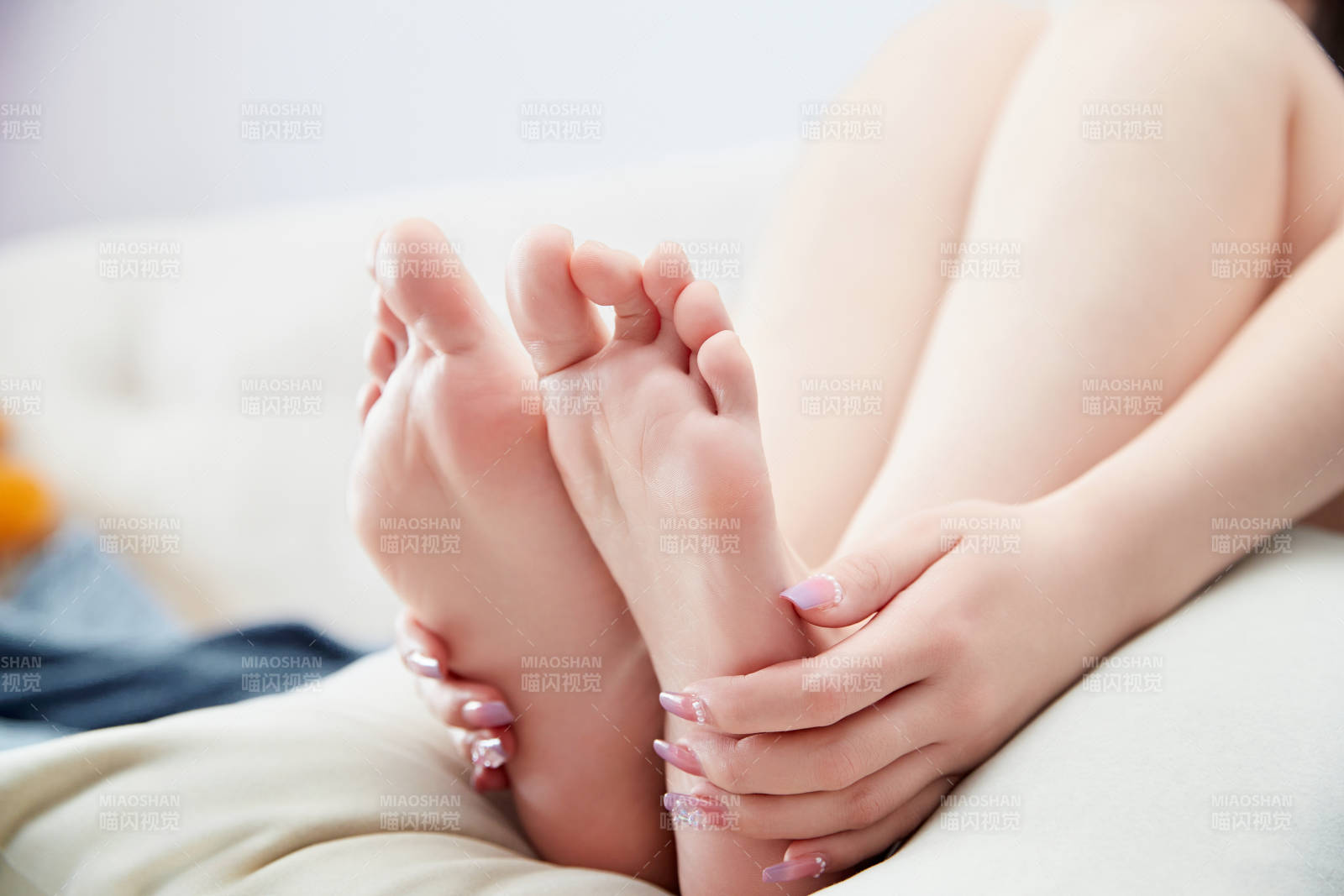 在沙發上的少女腳部特寫