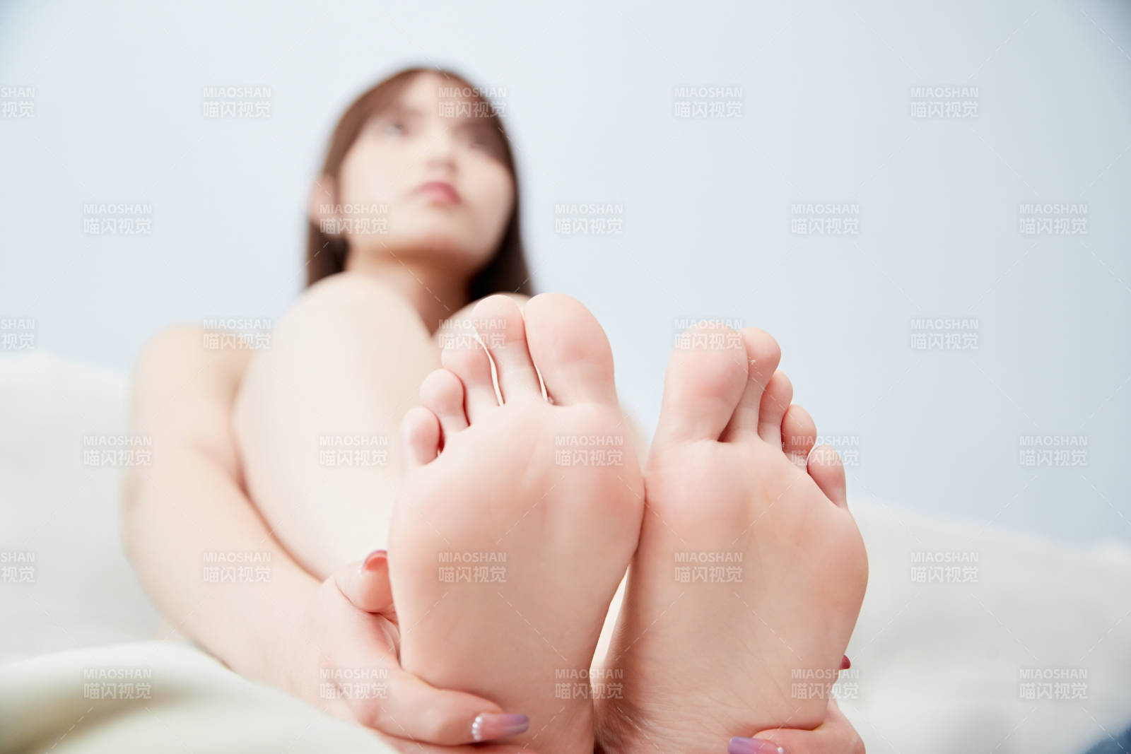 在沙發(fā)上的少女腳部特寫